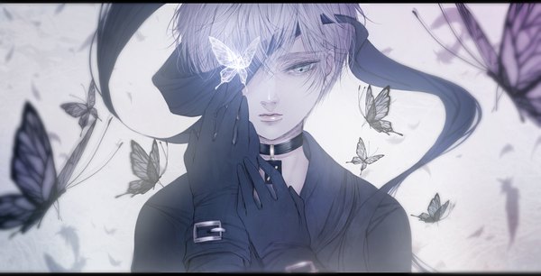 Anime-Bild 1983x1012 mit nier nier:automata yorha no. 9 type s kuroe (pixiv5268156) single highres short hair blue eyes wide image silver hair upper body looking down letterboxed covering eye (eyes) boy gloves choker black gloves insect butterfly