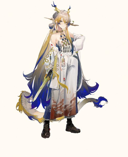 Anime-Bild 3248x4000 mit arknights shu (arknights) lxc single tall image looking at viewer fringe highres blue eyes simple background smile hair between eyes standing white background absurdres full body tail very long hair multicolored hair horn (horns)