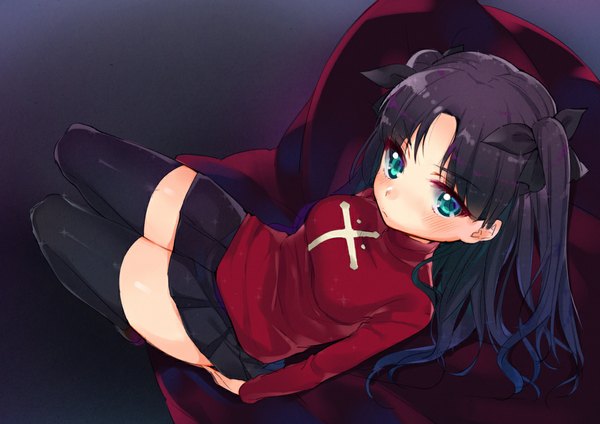 Anime picture 1100x778 with fate (series) fate/stay night type-moon toosaka rin hym9594 single long hair blush black hair simple background sitting twintails looking away aqua eyes from above zettai ryouiki dark background girl thighhighs skirt