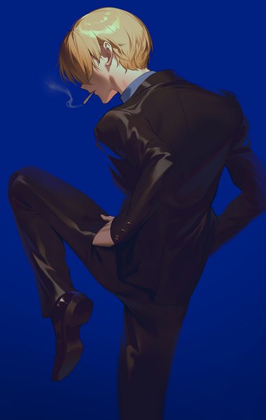 Аниме картинка 950x1500 с ван пис toei animation санджи fajyobore один (одна) высокое изображение короткие волосы простой фон светлые волосы стоя согнутое колено (колени) сзади стоя на одной ноге голубой фон руки в карманах курение мужчина костюм сигарета