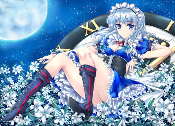 Anime picture 1280x925 with touhou izayoi sakuya fred0092 single short hair blue eyes blue hair braid (braids) night maid girl dress flower (flowers) bow hair bow boots frills headdress maid headdress moon