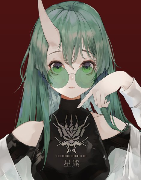 Anime picture 3354x4267 with arknights hoshiguma (arknights) mile (mil2) single long hair tall image looking at viewer highres simple background bare shoulders green eyes absurdres upper body horn (horns) green hair red background girl sunglasses turtleneck