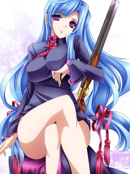 Аниме картинка 1198x1597 с оригинальное изображение moneti (daifuku) один (одна) длинные волосы высокое изображение смотрит на зрителя фиолетовые глаза синие волосы скрещенные ноги девушка платье лента (ленты) оружие лента для волос огнестрельное оружие
