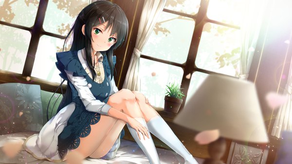 Anime picture 3840x2160 with original kuria (clear trip second) single long hair looking at viewer blush fringe highres light erotic black hair smile wide image sitting green eyes payot absurdres indoors sunlight blurry lens flare