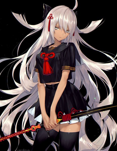 Anime-Bild 726x940 mit fate (series) fate/grand order koha-ace okita souji (fate) (all) okita souji alter (fate) morimokimori single tall image looking at viewer fringe breasts simple background hair between eyes standing holding silver hair ahoge very long hair pleated skirt short sleeves