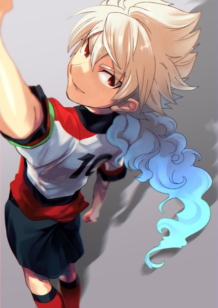 Anime picture 800x1130 with inazuma eleven inazuma eleven go inazuma eleven go galaxy hakuryuu (inazuma eleven) yanyo (ogino atsuki) single long hair tall image simple background red eyes blue hair looking away white hair multicolored hair from above grey background shadow gradient hair boy uniform