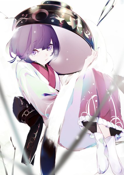 Аниме картинка 998x1410 с touhou sukuna shinmyoumaru maimuro один (одна) высокое изображение смотрит на зрителя короткие волосы фиолетовые глаза фиолетовые волосы традиционная одежда японская одежда seigaiha девушка носки кимоно таби