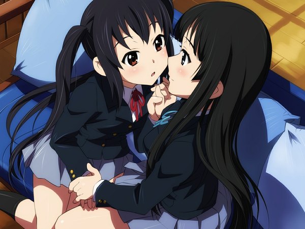 Anime picture 1024x768 with k-on! kyoto animation akiyama mio nakano azusa long hair blush fringe open mouth blue eyes black hair sitting twintails multiple girls brown eyes from above holding hands shoujo ai face to face almost kiss girl