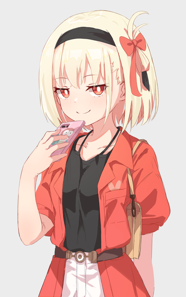 Anime picture 1500x2400 with lycoris recoil nishikigi chisato wep16night single tall image looking at viewer short hair simple background blonde hair smile red eyes upper body grey background girl bow hair bow hairband bag mobile phone smartphone