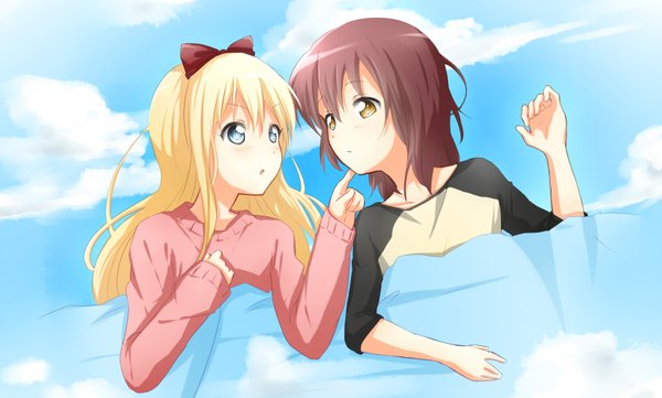 Anime picture 1660x1000 with yuru yuri doga kobo toshinou kyouko funami yui sakura ai ke long hair blush short hair blue eyes blonde hair brown hair wide image multiple girls yellow eyes shoujo ai girl bow 2 girls hair bow sweater