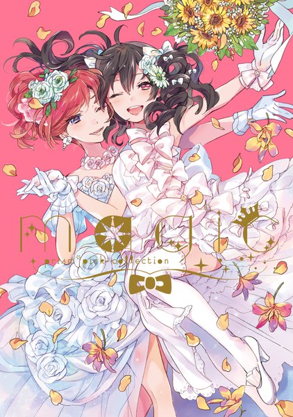 イラスト 582x826 と ラブライブ! サンライズ love live! 西木野真姫 矢澤にこ かるは 長髪 長身像 カメラ目線 前髪 開いた口 青い目 simple background 笑顔 hair between eyes 赤い目 multiple girls アホ毛 bent knee (knees) 赤髪