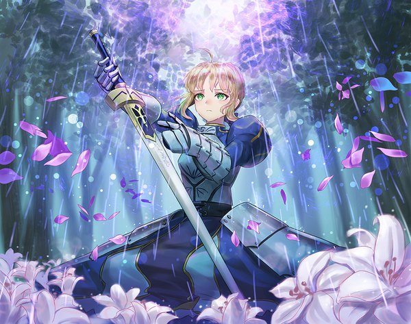 Anime picture 1000x789 with fate (series) fate/stay night artoria pendragon (all) saber kankito single fringe short hair blonde hair hair between eyes sitting holding green eyes payot looking away ahoge outdoors wind wet depth of field