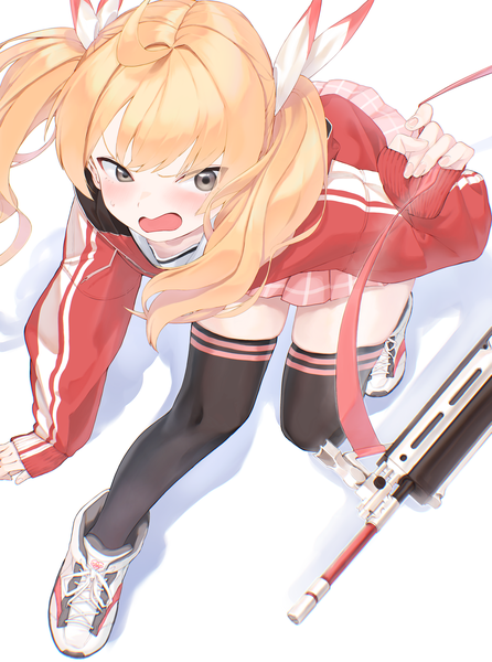 Anime-Bild 2862x3849 mit blue archive yoshimi (blue archive) seisei tamago single long hair tall image highres open mouth blonde hair twintails looking away ahoge fingernails grey eyes girl thighhighs skirt weapon black thighhighs shoes