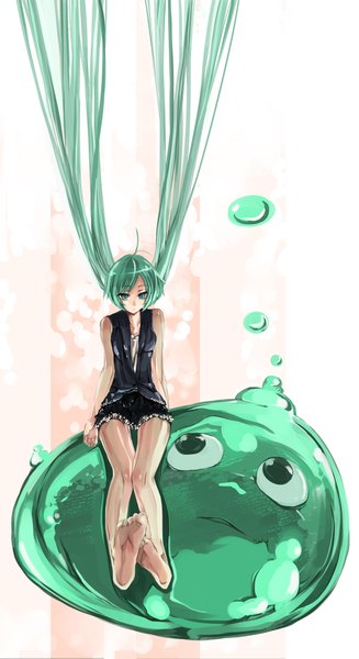 イラスト 1200x2200 と ボーカロイド 初音ミク 空缶王 長身像 前髪 座る 肩出し looking away very long hair 裸足 aqua eyes aqua hair bare legs no shoes looking down looking up 女の子 スカート 縁飾り 水泡