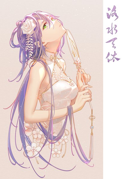 Anime-Bild 1356x2000 mit vocaloid vocaloid china luo tianyi tidsean single long hair tall image looking at viewer fringe breasts simple background hair between eyes bare shoulders holding green eyes purple hair upper body parted lips hair flower inscription