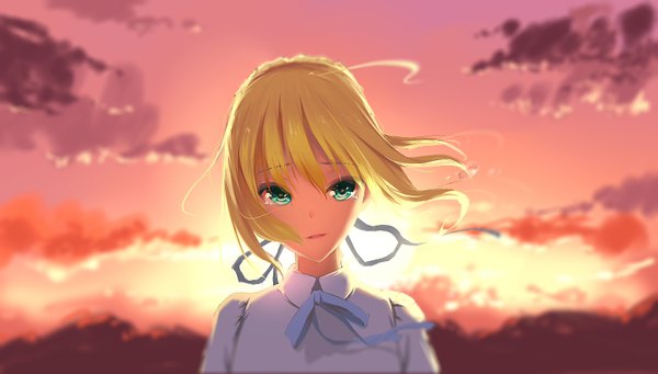 Anime picture 1546x881 with fate (series) fate/stay night artoria pendragon (all) saber qingchen single fringe short hair blonde hair hair between eyes wide image parted lips aqua eyes light smile sunlight blurry tears evening sunset crying
