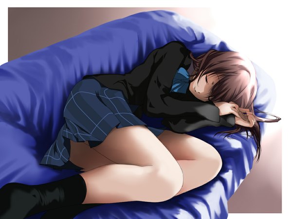 Anime picture 1024x768 with alric (mu-h) sleeping skirt uniform school uniform socks couch