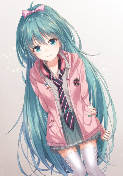 Anime-Bild 800x1143 mit project diva project diva f vocaloid hatsune miku akira (been0328) single long hair tall image looking at viewer fringe simple background smile hair between eyes ponytail aqua eyes aqua hair grey background dutch angle arm behind back headphones around neck