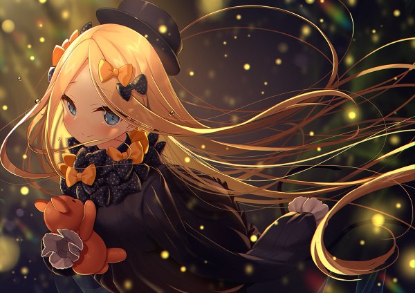 Anime-Bild 1200x848 mit fate (series) fate/grand order abigail williams (fate) yano mitsuki single long hair looking at viewer blush fringe blue eyes simple background blonde hair smile standing holding long sleeves floating hair black background hands in sleeves girl