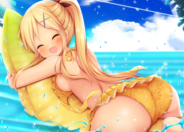 Anime-Bild 1678x1200 mit kin-iro mosaic kujou karen minato (ojitan gozaru) single long hair blush fringe breasts open mouth light erotic blonde hair smile hair between eyes large breasts bare shoulders payot sky cloud (clouds) ass ponytail