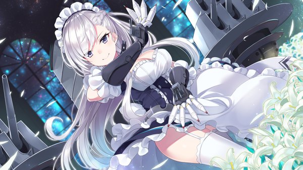 イラスト 4096x2304 と アズールレーン ベルファスト(アズールレーン) 竹花ノート ソロ 長髪 カメラ目線 赤面 前髪 highres おっぱい light erotic 笑顔 wide image 大きな乳房 立つ 紫目 holding absurdres cleavage 銀髪