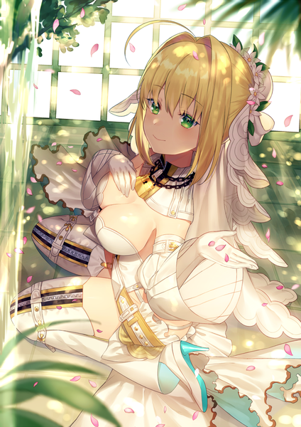 イラスト 848x1200 と Fateシリーズ fate/extra fate/extra ccc nero claudius (fate) (all) セイバー・ブライド Aちき ソロ 長身像 カメラ目線 赤面 前髪 短い髪 おっぱい light erotic 金髪 笑顔 hair between eyes 大きな乳房 座る 緑の目