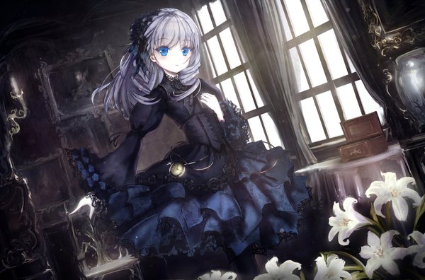 Anime-Bild 1637x1083 mit original missle228 single long hair looking at viewer fringe blue eyes silver hair indoors long sleeves parted lips hair flower wide sleeves dutch angle outstretched arm hand on chest lolita fashion goth-loli gothic girl