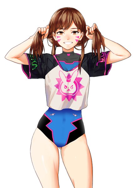 イラスト 1024x1449 と オーバーウォッチ blizzard entertainment d.va (overwatch) shugo19 能登ツグミ ソロ 長髪 長身像 カメラ目線 前髪 light erotic simple background 笑顔 立つ 白背景 茶目 short sleeves facial mark happy 前から見えるお尻