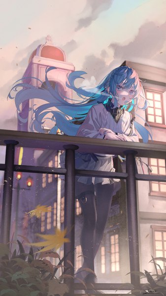 Аниме картинка 1080x1920 с оригинальное изображение saraki один (одна) длинные волосы высокое изображение смотрит на зрителя чёлка голубые глаза волосы между глазами синие волосы на улице ветер :о пар от дыхания девушка колготки колготки (чёрные) здание (здания) перила
