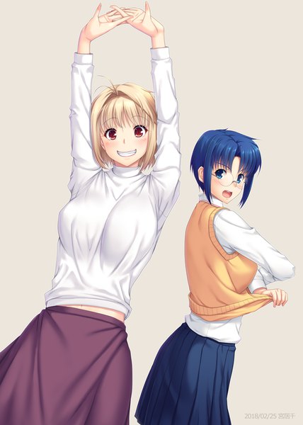 イラスト 705x988 と 真月譚　月姫 type-moon アルクェイド・ブリュンスタッド ciel (tsukihime) 宮居　千 長身像 カメラ目線 赤面 短い髪 おっぱい 開いた口 青い目 simple background 金髪 笑顔 赤い目 大きな乳房 multiple girls 青い髪 grey hair