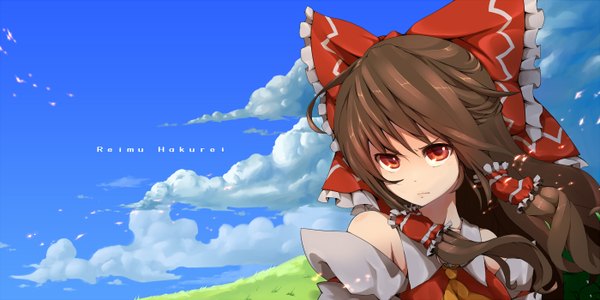 Anime-Bild 1400x700 mit touhou hakurei reimu yoo (tabi no shiori) single long hair black hair red eyes wide image cloud (clouds) girl bow hair bow detached sleeves