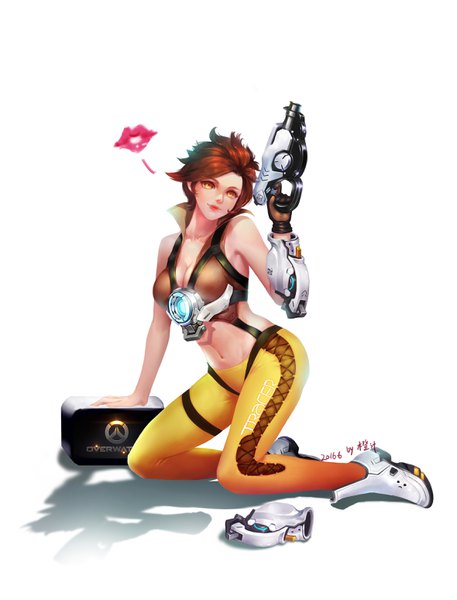 イラスト 2358x3096 と オーバーウォッチ blizzard entertainment tracer (overwatch) 橙 (3471531) ソロ 長身像 カメラ目線 highres 短い髪 light erotic simple background 茶色の髪 白背景 肩出し holding signed 黄色眼 cleavage 全身 lips