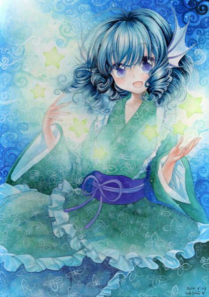 Аниме картинка 1055x1500 с touhou wakasagihime mosho один (одна) высокое изображение смотрит на зрителя румянец короткие волосы открытый рот фиолетовые глаза подписанный синие волосы традиционная одежда японская одежда закрученные волосы традиционные материалы акварель (исполнение) девушка звезда (символ) русалка