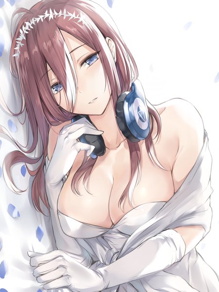 Anime-Bild 1050x1400 mit go-toubun no hanayome nakano miku kyouki single long hair tall image looking at viewer blush fringe breasts blue eyes light erotic simple background hair between eyes brown hair large breasts white background bare shoulders cleavage upper body