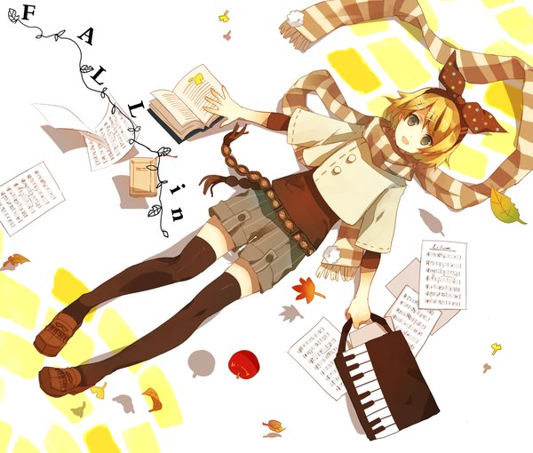 Аниме картинка 2000x1700 с вокалоид кагаминэ рин yunomachi один (одна) высокое разрешение короткие волосы светлые волосы лёжа полосатый девушка бант бант для волос шорты шарф книга (книги) сумка