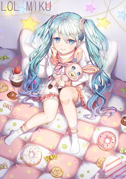 イラスト 800x1132 と ボーカロイド lol -lots of laugh- (vocaloid) 初音ミク roang ソロ 長髪 長身像 カメラ目線 赤面 前髪 青い目 hair between eyes 座る ツインテール holding signed 全身 from above light smile aqua hair