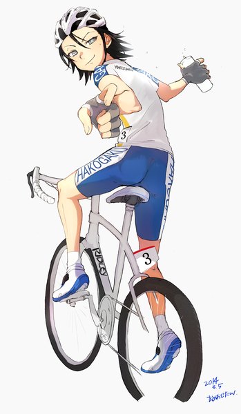 Аниме картинка 1996x3425 с трусливый велосипедист тодо джинпачи amanekuu один (одна) высокое изображение высокое разрешение короткие волосы чёрные волосы простой фон улыбка подписанный оглядывается сзади серый фон серые глаза датированный показывает мужчина перчатки форма