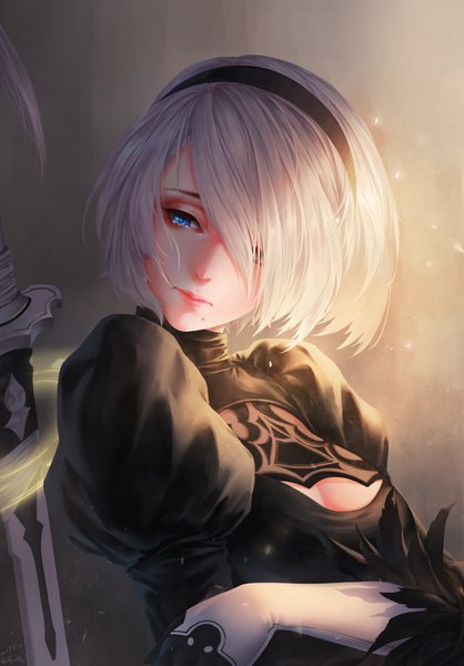 イラスト 2850x4093 と nier nier:automata ヨルハ二号b型 bantish ソロ 長身像 前髪 highres 短い髪 おっぱい 青い目 simple background signed looking away cleavage upper body white hair lips 片目隠れ ほくろ