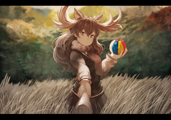 Anime-Bild 1228x868 mit kemono friends moose (kemono friends) koruse single long hair looking at viewer fringe smile hair between eyes brown hair brown eyes animal ears outdoors pleated skirt horn (horns) wind fur trim outstretched arm letterboxed wavy hair