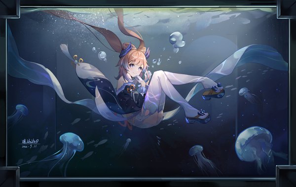 Anime picture 4000x2528 with genshin impact sangonomiya kokomi deacon yuan single looking at viewer highres smile purple eyes twintails pink hair absurdres full body very long hair underwater girl thighhighs gloves white thighhighs shorts white gloves