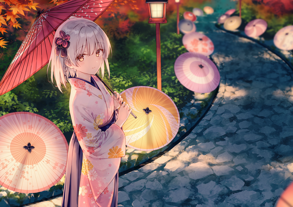 Anime-Bild 2000x1414 mit original hiten (hitenkei) single looking at viewer blush fringe highres short hair standing holding yellow eyes outdoors white hair blunt bangs traditional clothes japanese clothes light smile blurry wide sleeves girl