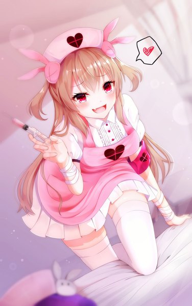 イラスト 1400x2229 と バーチャルyoutuber sana channel 名取さな しぃら ソロ 長髪 長身像 カメラ目線 赤面 前髪 開いた口 笑顔 hair between eyes 茶色の髪 holding bent knee (knees) :d pleated skirt ピンク目 blurry