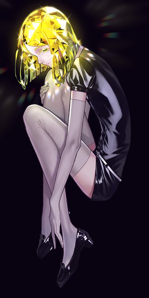 Anime-Bild 1500x3000 mit houseki no kuni yellow diamond (houseki no kuni) aiko (aiko 54) single tall image short hair simple background blonde hair yellow eyes full body profile puffy sleeves black background looking down shiny androgynous embryo's pose thighhighs gloves uniform