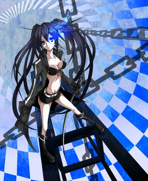 イラスト 1000x1226 と ブラック★ロックシューター black rock shooter (character) 玖条イチソ ソロ 長髪 長身像 青い目 黒髪 ツインテール glowing scar glowing eye (eyes) checkered background 女の子 手袋 武器 剣 ショーツ 日本刀 チェーン