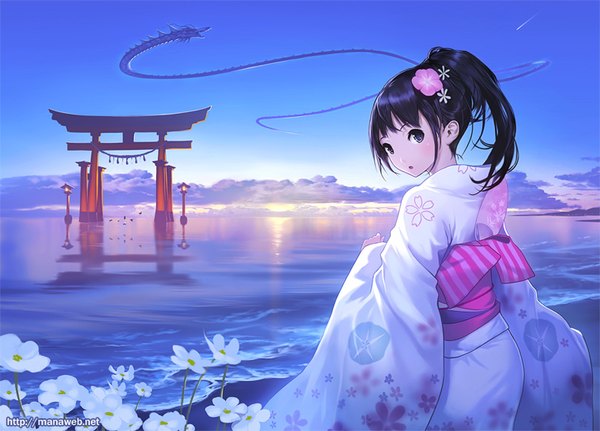 Anime picture 800x575 with original mana kakkowarai single long hair blush fringe blue eyes black hair payot sky cloud (clouds) ponytail traditional clothes head tilt japanese clothes looking back hair flower wide sleeves :o reflection