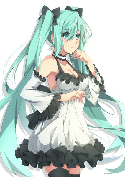 イラスト 967x1367 と ボーカロイド 初音ミク ello-chan ソロ 長髪 長身像 前髪 おっぱい simple background 笑顔 白背景 ツインテール 緑の目 looking away cleavage nail polish fingernails aqua hair 絶対領域 女の子