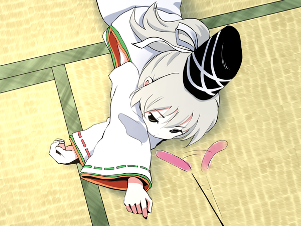 Anime picture 1024x768 with touhou mononobe no futo kongari (kngr) single long hair green eyes ponytail lying traditional clothes japanese clothes from above grey hair girl hat
