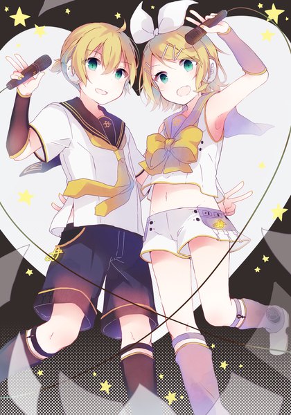 イラスト 2456x3507 と ボーカロイド 鏡音リン 鏡音レン kagamine rin (vocaloid4) kagamine len (vocaloid4) 金子あーる 長身像 カメラ目線 前髪 highres 短い髪 金髪 hair between eyes アホ毛 aqua eyes へそ出し 鼠蹊部 ピースサイン siblings twins