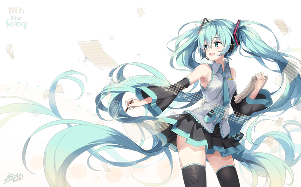 イラスト 2039x1274 と ボーカロイド uta ni katachi wa nai keredo (vocaloid) 初音ミク あさひクロイ ソロ 赤面 前髪 highres おっぱい 開いた口 simple background 笑顔 hair between eyes wide image 立つ 肩出し holding signed looking away very long hair