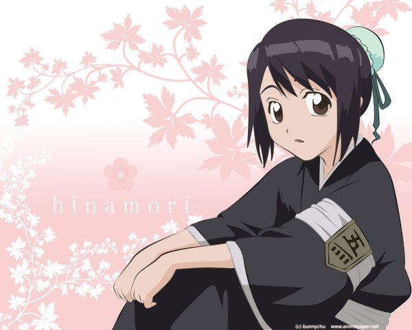 Anime picture 1280x1024 with bleach studio pierrot hinamori momo single looking at viewer fringe short hair black hair sitting brown eyes traditional clothes parted lips japanese clothes wide sleeves hair bun (hair buns) character names gradient background pink background hand on knee girl
